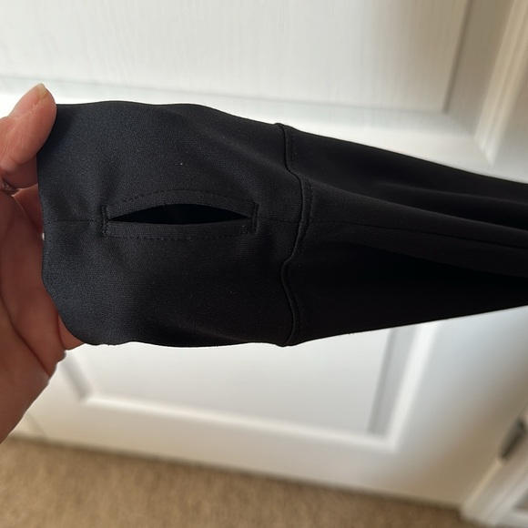 Black Under Armour Heat Gear hooded long sleeve shirt pullover with thumb holes - Picture 5 of 5